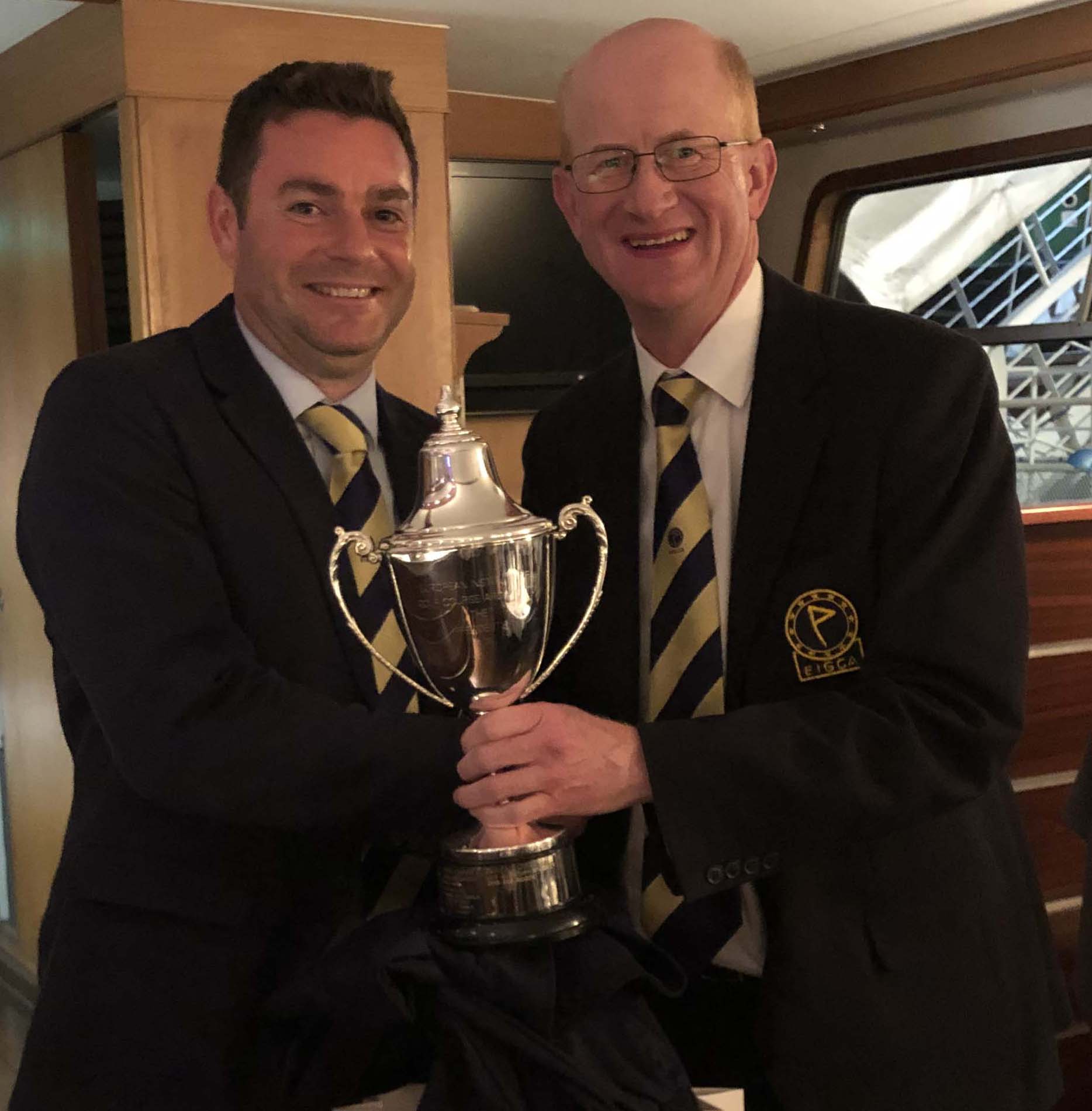 Ross McMurray presents Niall Glen with the President's Cup