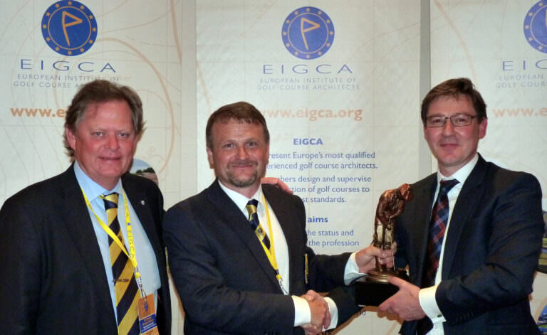 Peter Fjällman & Tom Mackenzie present the Harry Colt Award to Jonathan Smith of the GEO