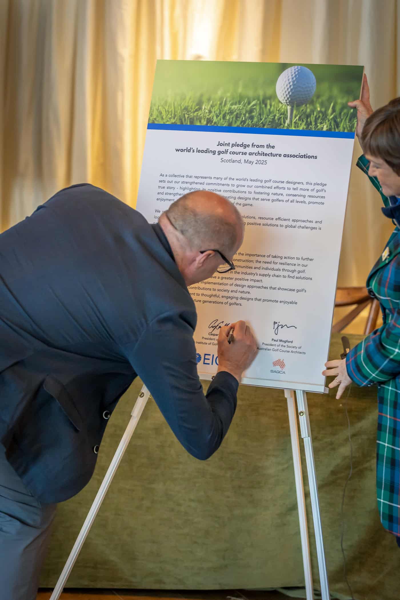 Caspar Grauballe, EIGCA President, signs the global pledge